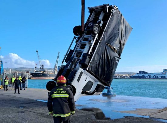 Civitavecchia - Autofurgone finisce in mare