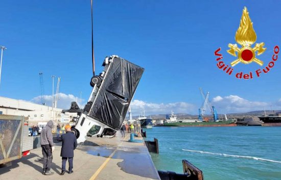 Civitavecchia - Autofurgone finisce in mare