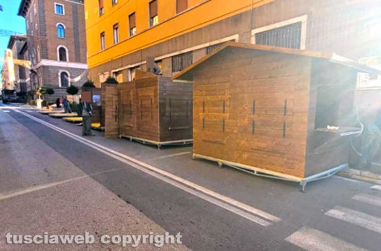 Viterbo - Montaggio casette di legno in viale Marconi