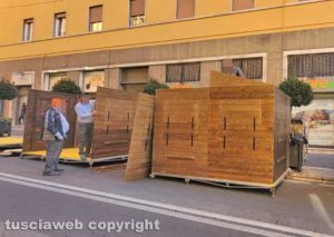 Viterbo - Montaggio casette di legno in via Marconi