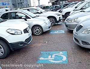 Belcolle - Auto parcheggiate nei posti disabili senza pass
