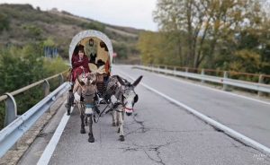 Céleste Grant e Charlotte lungo la via Francigena sul loro calesse