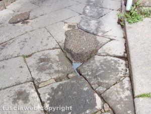 Viterbo - Manto stradale sconnesso e con buche a Piazza San Lorenzo e via San Pellegrino