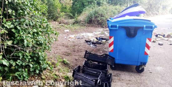 Viterbo - Immondizia per strada in via Monte Pizzo