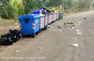 Viterbo - Immondizia per strada in via Monte Pizzo