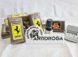 Terni - Trovati in possesso di circa 1 chilo di hashish