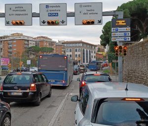 Viterbo - La fila per il cantiere lungo le mura