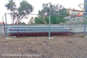 Viterbo - I materiali edili nel parcheggio adiacente a via Matteo Giovannetti