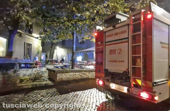 Viterbo - I vigili del fuoco a piazza della Morte