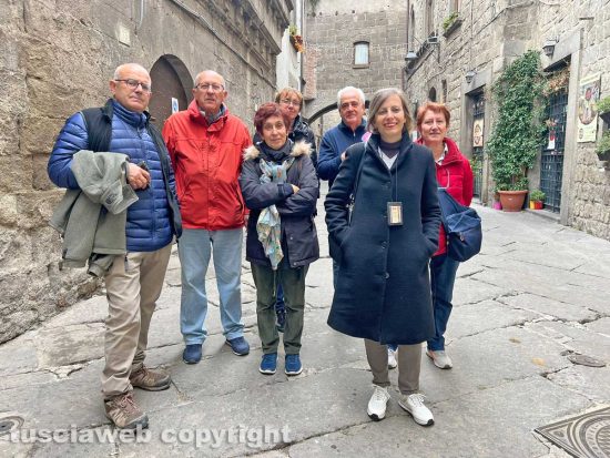 Viterbo - Elòena Marini (sulla destra) e il gruppo di turisti con Luciana e Bernardino