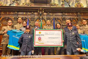 Viterbo - La consegna dell'assegno dei fondi raccolti alla StraViterbo