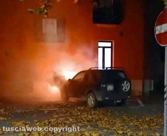 Marta - Auto in fiamme in via Guglielmo Marconi