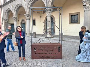 Viterbo - L’installazione della scultura "Attraverso lo sguardo, oltre le parole"