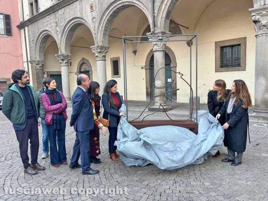 Viterbo - L’installazione della scultura "Attraverso lo sguardo, oltre le parole" 