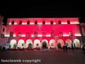 Viterbo - Palazzo dei Priori si colora di rosso contro la violenza sulle donne