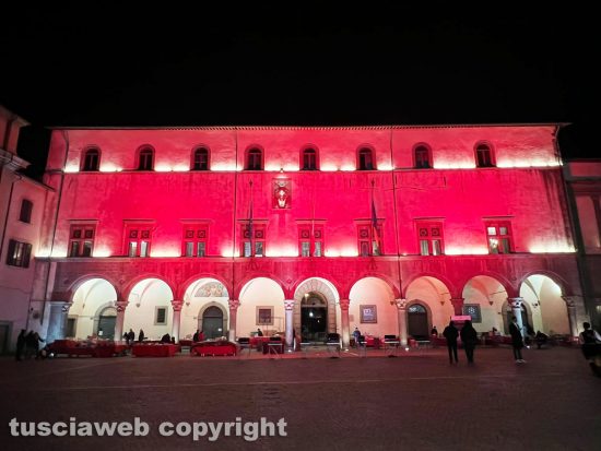 Viterbo - Palazzo dei Priori si colora di rosso contro la violenza sulle donne
