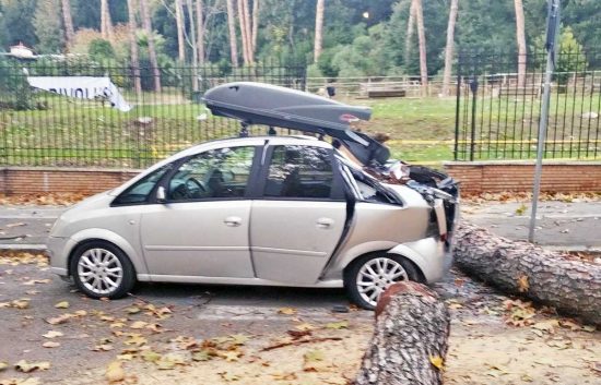 Roma - L'auto schiacciata in via Olimpia