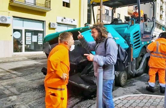 Civitavecchia - L'assessore Perello con gli operai