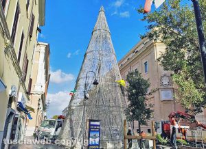Civitavecchia - Luminarie in fase di istallazione