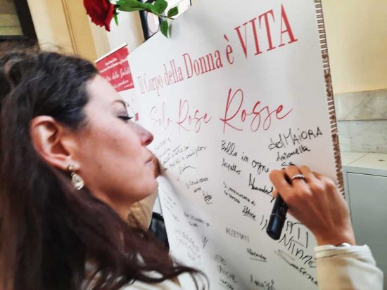 Roma - La consigliera comunale Antonella Sberna alla mostra "Il corpo della donna è vita, solo rose rosse"