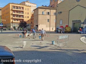 Viterbo - Operai in piazza dei Caduti
