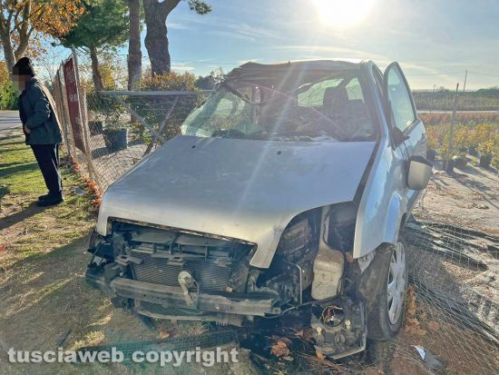 Viterbo - Auto contro camion in strada Bagni