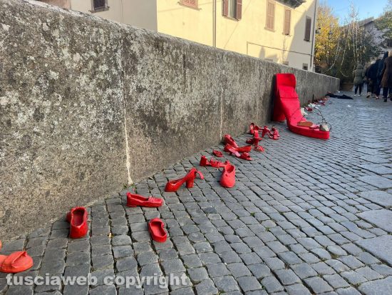 Viterbo - Iniziativa Scarpette rosse in ceramica