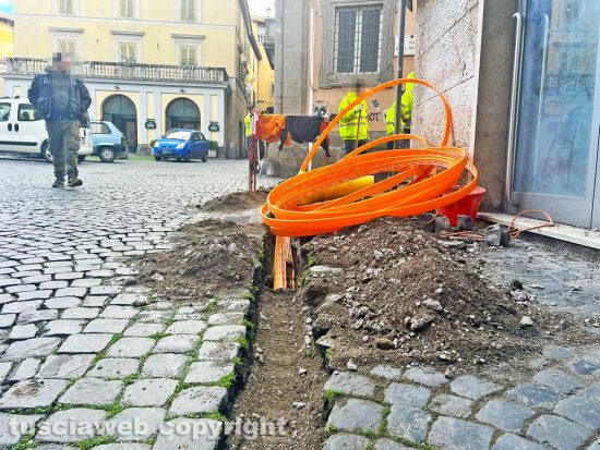 Viterbo - Lavori per la fibra ottica - Catrame al posto dei sampietrini