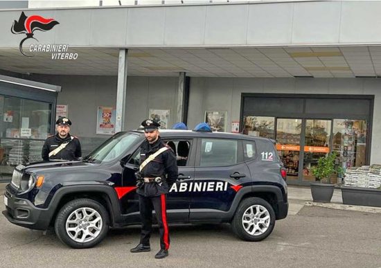Carabinieri di fronte al supermercato di Orte