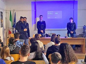 Viterbo - La polizia incontra gli studenti del Paolo Savi