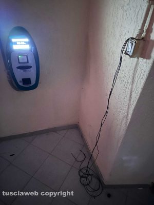 Montefiascone - Fili scoperti nella sala d'attesta della stazione