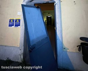 Montefiascone - Porta divelta nella sala d'attesta della stazione