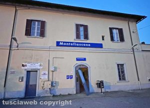 Montefiascone - Porta divelta nella sala d'attesta della stazione