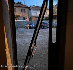 Montefiascone - Porta divelta nella sala d'attesta della stazione