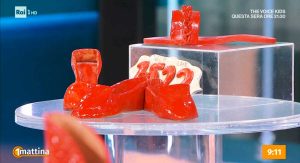 Scarpette Rosse in ceramica delle artiste della Tuscia su Unomattina