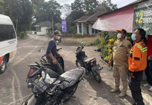 Erutta il vulcano Marapi, funzionari di salvataggio in azione