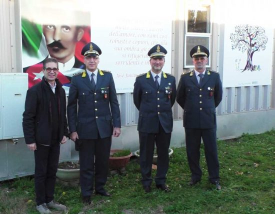 Tarquinia - La guardia di finanza dona capi di abbigliamento e giocattoli ai più bisognosi