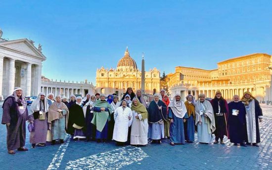 Roma - La delegazione dell'associazione "Amici del Colle" in udienza dal Papa