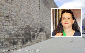 Viterbo - Le mura medievali col nuovo marciapiede - Una spianata di peperino - Nel riquadro Chiara Frontini