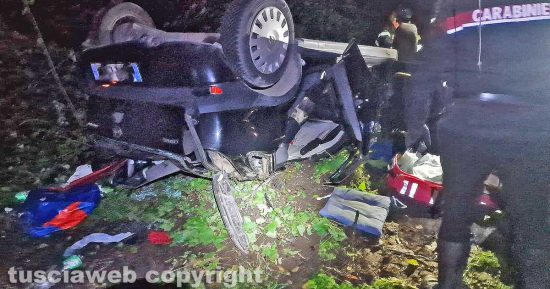 Auto finisce fuori strada e cappotta: muore 19enne, grave l’amico