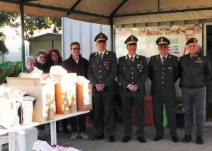 Tarquinia - La guardia di finanza dona capi di abbigliamento e giocattoli ai più bisognosi