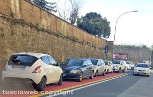 Viterbo - Via della Pila - Macchine parcheggiate sulla pista ciclabile