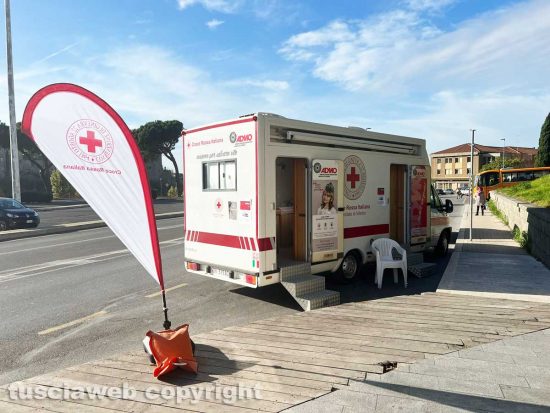 Viterbo - Camper della Croce Rossa italiana-Comitato di Viterbo fuori dalla pensilina l’unità esterna Aids