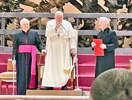 Roma - La delegazione dell'associazione "Amici del Colle" in udienza dal Papa