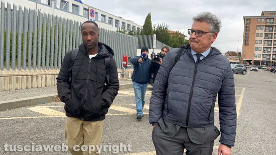 Rudy Guede con l'avvocato Carlo Mezzetti al tribunale di Viterbo