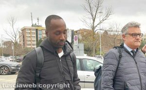 Rudy Guede con l'avvocato Carlo Mezzetti al tribunale di Viterbo