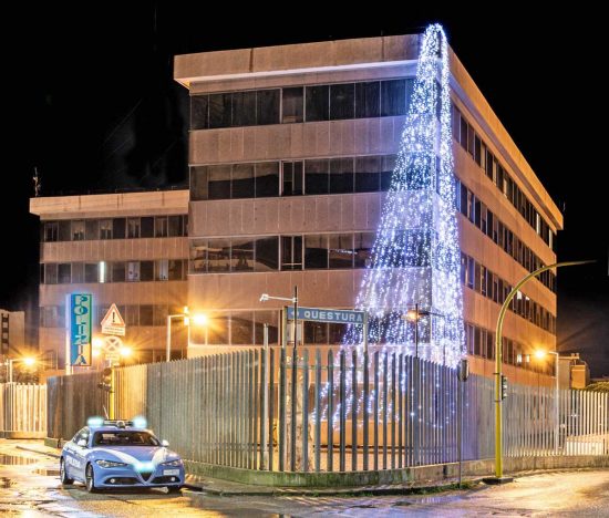Viterbo - Le luminarie accese davanti la questura