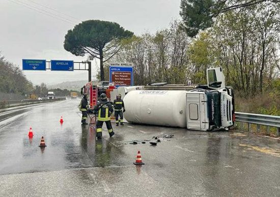 Amelia - Autocisterna si ribalta sulla SS 675