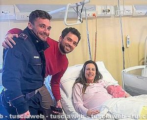 A sinistra il carabiniere Luca e i genitori della piccola Sophie