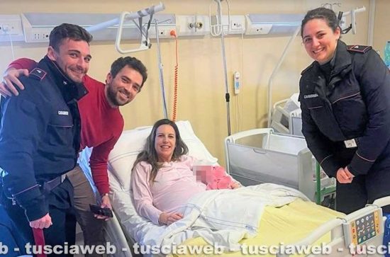 A sinistra il carabiniere Luca, con la collega Lucia e i genitori della piccola Sophie